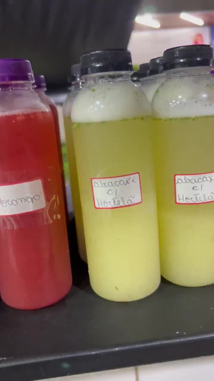 Sucos da fruta preparados no quiosque